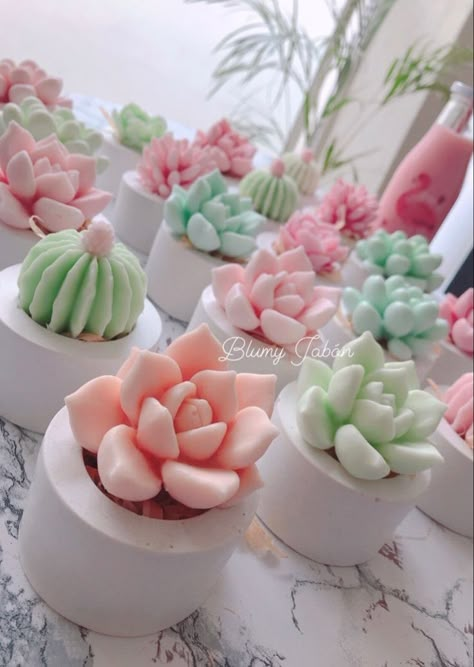 Terrarium Candle, Candle Making Recipes, Candy Decorations Diy, Handmade Candles Diy, Cactus Candles, Succulents Candles, Diy Candles Homemade, Homemade Scented Candles, Sweet Candles