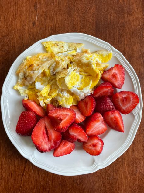 Eggs And Strawberries Breakfast, Egg And Fruit Diet, Eggs And Fruit, Healthy Food Inspiration, Makanan Diet, Healthy Food Dishes, Healthy Lifestyle Food, Healthy Food Motivation, Think Food