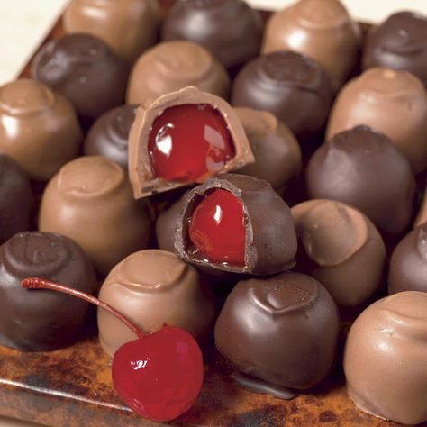 #chocolatecoveredstrawberries Melting Marshmallows, Coconut Hot Chocolate, Blackberry Syrup, Chocolate Squares, Chocolate Covered Cherries, Candy Recipes Homemade, Chocolate Cinnamon, Chocolate Covered Strawberries, Homemade Chocolate