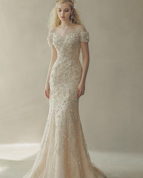 Petite Wedding Gowns, Christian Wedding Gowns, Long Sleeve Bridal Dresses, Wedding Gown Inspiration, Evening Gowns With Sleeves, Classy Gowns, White Wedding Gowns, Boda Mexicana, Elegant Gowns