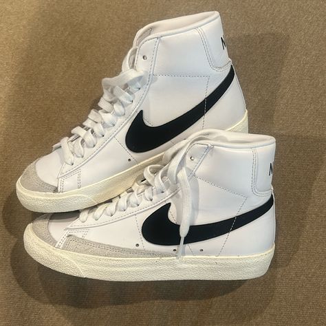 Never Worn Blazers Nike For Women, White Basic Shoes, Nike White Shoes Women, Nike Blazers High Tops, Nikes For Women, Nike Shoes Blazer, Shoes For The Gym, Shoes For Teens, Shoes Nike Women