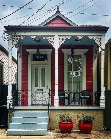 Shotgun House Floor Plans, New Orleans Shotgun House, New Orleans Apartment, Victorian House Colors, Shed Tiny House, Creole Cottage, Apartment Exterior, Shotgun House, Small Cottage Homes