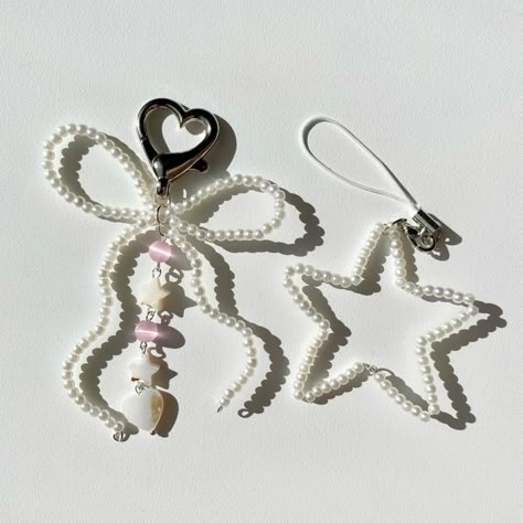 Keychains With Beads Diy, Bead Keychain Diy, Beaded Keychain Ideas, Diy Bag Charm, Pearl Keychain, Diy Gifts To Sell, Beads Keychain, Bead Accessories, Keychain Phone