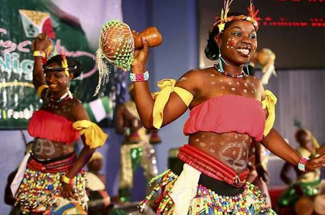 Igbo ladies from Nigeria doing their traditional dance Africa Tribes, Nigerian Culture, Fela Kuti, Cultural Dance, African Love, Nigeria Africa, Dancer Wear, African Dance, Traditional Marriage