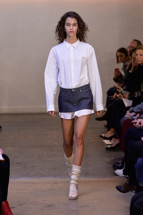 A.P.C. Denim Mini Skirt Outfit Spring, Layered Street Style, Layering Street Style, Denim Mini Skirt Outfit, Button Down Mini Skirt, Spring Skirt Outfits, Mini Skirt Outfit, Costume National, Miniskirt Outfits