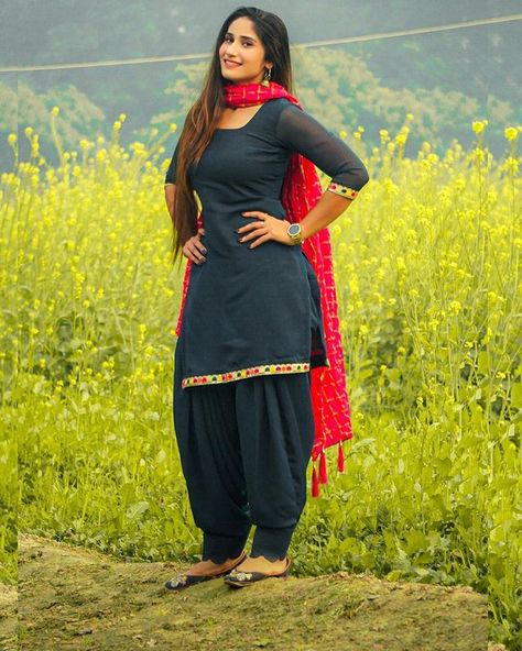 𝐏𝐫𝐢𝐲𝐚𝐧𝐤𝐚 𝐃𝐫𝐚𝐥𝐥 on Instagram: “🌼” Patiyala Salwar Pattern, Dj Png, Tattoo Fly, Punjabi Girl, Blush Outfit, Kurti Fashion, Patiala Suit Designs, Patiyala Dress, Delhi Girls