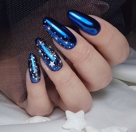 Cat Eyes Nail Design, Happy New Year Nails Designs, Fun Winter Nails, Winter Nails 2023, Blue Christmas Nails, Blue And Silver Nails, Dark Blue Nails, Blue Glitter Nails, Christmas Gel Nails