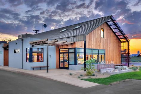 Located near Fresno, CA, the "modern barn" architectural design of this veterinary clinic was inspired by the surrounding barns and industrial buildings. Vet Office Decor, Animal Shelter Design, Hospital Design Architecture, Dog Boarding Facility, Building Design Plan, Shelter Design, Vet Clinic, Sims Building, Vet Clinics