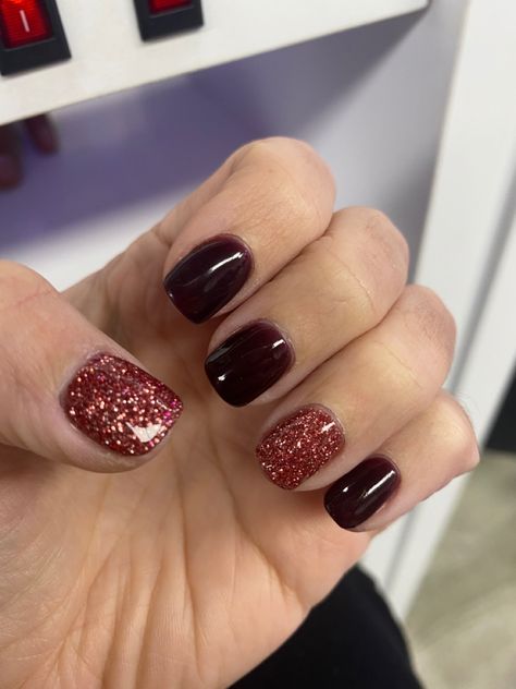 Gel Nails Wine Color, Dark Gel Manicure Ideas, Maroon And Sparkle Nails, Maroon And Glitter Nails, Fall Nail Foil Designs Ideas, Burgundy Nails With Sparkle, Fall Nails Dipping Powder, Nail Colors For October, Maroon Summer Nails