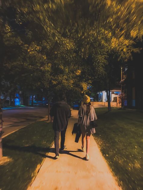 Couples walk Couple Without Face Wallpaper, Nightwalk With Boyfriend, Couple Night Walk, Couple Walking Together Aesthetic, Couple Walking At Night, Strangers Aesthetic, Night Walking Aesthetic, Couples City, Relationship Aethstetic