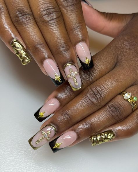 Gold on black frenchies👩🏻‍🍳💋 * * ‼️Book your appointment ‼️Link in bio * #Nailedbycin#nails#vanailtech#nailtech#gelxnails#trendynails#nailsofinstagram#nailinspo#nailsoftheday#blackfrenchnails #goldnails💅 #squarenails #trendingreels Black Gold Nails Ideas, Black And Gold Nail Inspiration, Gold And Black Acrylic Nails, Golden Birthday Nails, Black And Gold Nails Aesthetic, Short Black And Gold Nails, Gold Black Nails, Black And Gold Nail Ideas, Black And Gold French Tip Nails