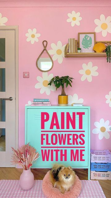 Little Flower Painting, Flower Painting Tutorial, Wall Murals Painted Diy, Wall Painting Flowers, Flower Wall Painting, Girls Room Diy, Colorful Room Decor, Daisy Wall, Flower Mural