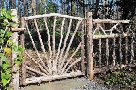 Hurdle Fencing, Garden Fencing Ideas, Wattle Fence, Rustic Garden Fence, Garden Gates And Fencing, Garden Gate Design, Rustic Fence, Natural Fence, Fencing Ideas