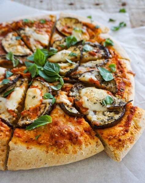 Eggplant parmesan pizza - another healthy recipe by Familicious Eggplant Pizza, Perfect Pizza Crust, Caprese Pizza, Pizza Buns, Crispy Pizza Crust, Parmesan Pizza, Healthy Eggplant, Eggplant Pizzas, Prosciutto Pizza