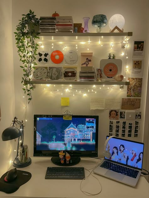 Fairy Light Desk Setup, Fairy Light Setup, Geeky Bedroom Ideas, Fairy Lights Study Table, Aesthetic Fairy Lights Bedroom, Fairy Lights Desk Decor, Fairy Lights Shelves, Dorm Bookshelf Decor, Shelves With Fairy Lights