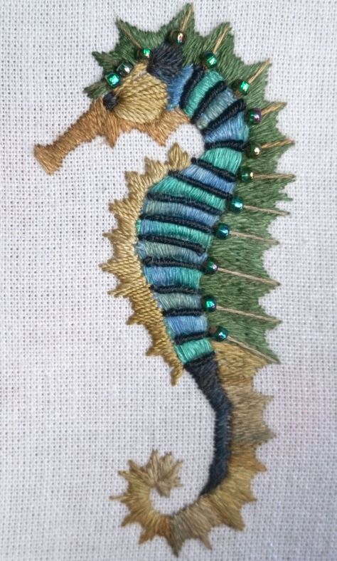 Bordado Jacobean, Mermaid Embroidery, Textile Art Embroidery, Embroidery Stitches Tutorial, Embroidery Flowers Pattern, Animal Embroidery, Sea Horse, Seahorses, Painting Designs