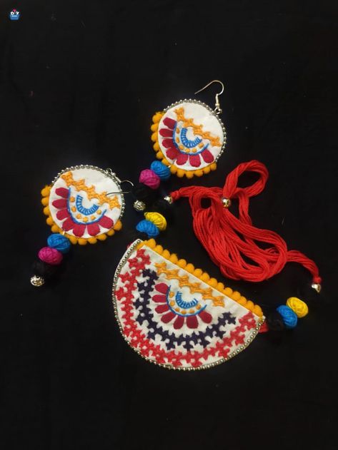 handmade jewelry online Fabric Neckpiece, Navratri Ornaments, Kasuti Embroidery, Wool Crafts Diy, Pom Pom Necklace, Handmade Jewelry Set, Diy Necklace Making, Sewing Easy, Diy Fabric Jewellery