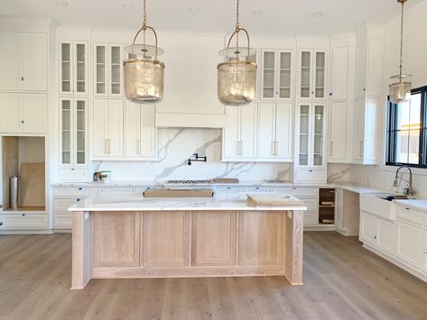 White Oak Kitchen Island, Oak Kitchen Island, White Oak Kitchen Cabinets, White Oak Kitchen, Beach House Kitchens, Oak Kitchen Cabinets, Farmhouse Kitchen Design, White Kitchen Design, Oak Island