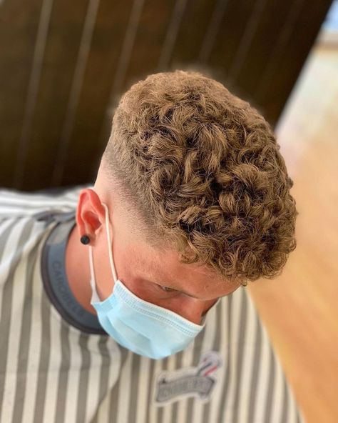 Undercut Back, Back Curly Hair, Mens Undercut, Short Hair Mohawk, Boys Curly Haircuts, Mid Fade Haircut, Popular Mens Haircuts, Stylish Mens Haircuts, Haircuts Curly