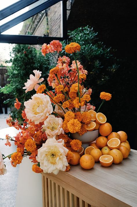 Jason + Lowri by Jessica Lily - Together Journal - Weddings Flowers With Oranges, Industrial Wedding Colorful, Orange Floral Tablescape, Colorful Wedding Reception Tables, Centerpiece With Oranges, Citrus Fall Wedding, Alternatives To Flowers For Wedding, Rich Wedding Colors, Artist Wedding Theme