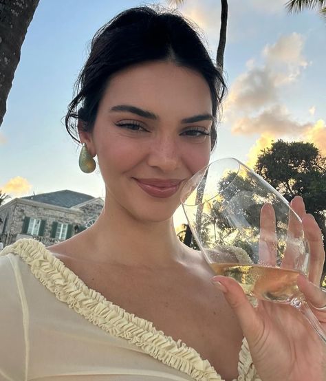 Kendall Jenner wine carribean summer Iconic Selfies, Kendall Jenner Selfie, Kendall Jenner Aesthetic, Kendall Jenner Icons, Kendall Jenner Instagram, Jenner Girls, Aesthetic Grunge Outfit, I Love Girls, Kendall Jenner