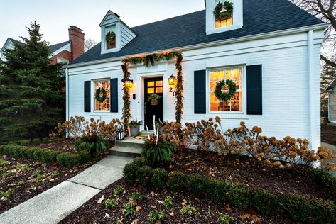 Cape Cod Christmas, Cod Christmas, Cape Cod Exterior, Exterior Christmas Lights, Christmas Exterior, Cape Cod House Exterior, Seaside Christmas, Cottage Style Decorating, Cape Cod Cottage