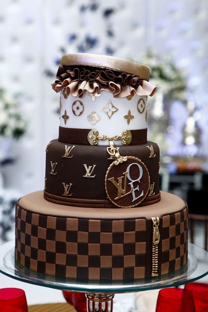 WOW!  this just may be prettier than the actual LV items... #FondantFriday - Louis Vuitton Cake Lv Cake, Louis Vuitton Cake, Super Torte, Torte Creative, Torte Cupcake, Tiered Cake, Cupcake Cake, Special Cake, Love Cake