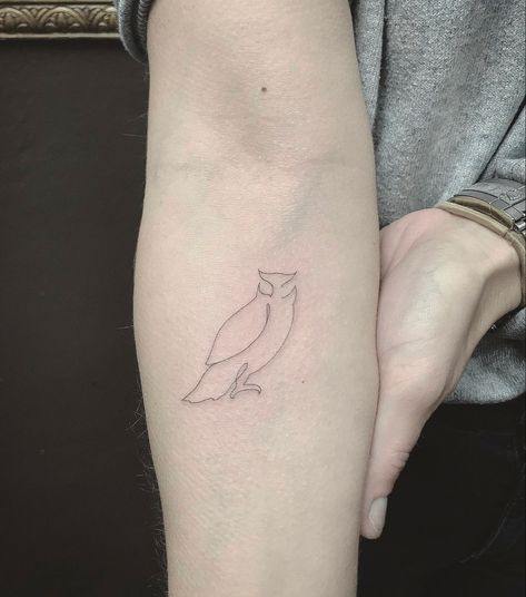 Simplistic Owl Tattoo, Owl Outline Tattoo Simple, Owl Tattoo Aesthetic, Tiny Owl Tattoos For Women, Single Line Owl Tattoo, Minimalist Owl Tattoo For Women, Minimalistic Owl Tattoo, Dainty Owl Tattoo For Women, Small Owl Tattoos For Women Simple