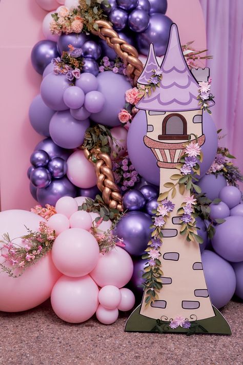 Tangled Outdoor Party, Tangled Balloon Decoration, Rapunzel Tower Diy Cardboard Boxes, Repunzle Tower, Tangled Birthday Party Ideas Decor, Rapunzel Theme Decoration, Rapunzel Balloon Arch, Rapunzel 1st Birthday Party, Princess 15 Birthday Party