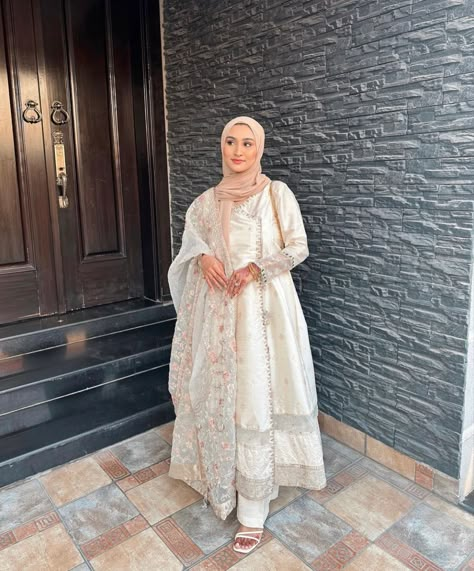 Hijab Style With Pakistani Dress, Anarkali With Hijab, Desi Hijabi Wedding, Hijab With Indian Outfit, Hijab Traditional Outfit, Hijab Style With Desi Clothes, Desi Clothes With Hijab, Salwar With Hijab, Hijab With Shalwar Kameez