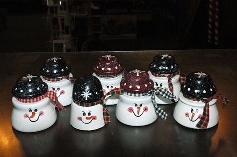 Country Lane Crafts & Antiques: Snowmen Insulators Snowman Insulators, Insulator Projects, Insulator Crafts, Snowmen Faces, Insulator Ideas, Electrical Insulators, Electric Insulators, Primitive Home Decor, Country Lane