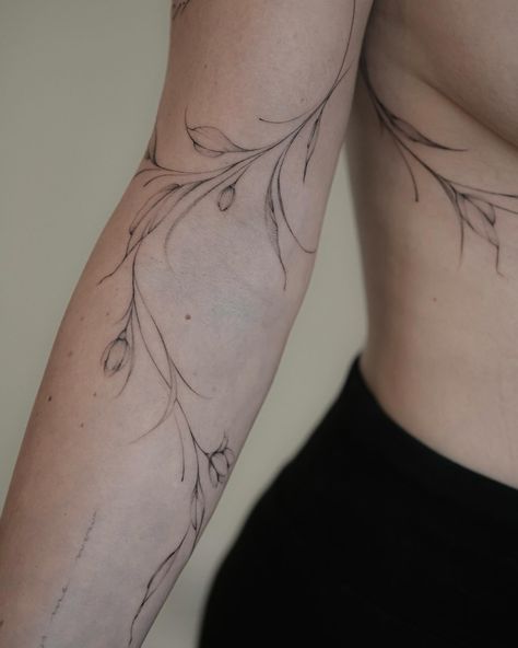 Fine Line Leaves Tattoo, Tattoo Leaves Arm, Fine Line Plant Tattoo, Side Of Arm Tattoo, Celestial Tattoos, Tattoos Fine Line, Leaves Tattoo, Around Arm Tattoo, Body Tattoo Design