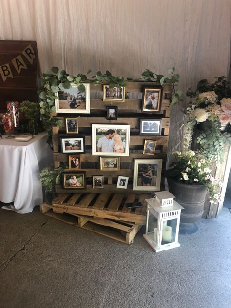 Pallet For Wedding Decor, Rustic Wedding Display Ideas, Diy Wedding Pallet Ideas, Simple Farmhouse Wedding Decor, Pallet Projects For Wedding, Bridal Shower Pallet Ideas, Pallet Bridal Shower Decor, Diy Country Wedding Decorations, Diy Wedding Centerpieces Rustic Country Table Decorations