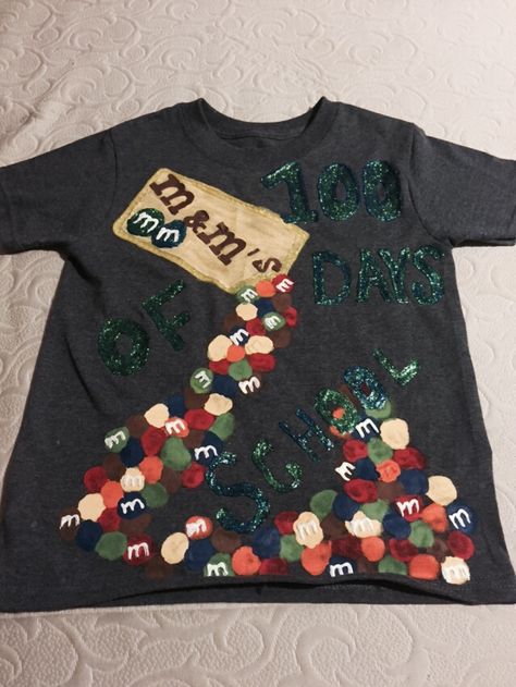 100 days of school shirt!!! 100 Days Of School Poster, 100 Days Of School Ideas, School Poster Ideas, 100 Day Shirt Ideas, 100days Of School Shirt, 100 Días De Clases, 100th Day Of School Crafts, 100 Day Of School Project, 100 Days Of School Shirt