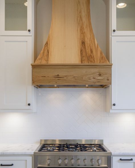 Let’s talk home renovation tips to brighten and warm up your home 🌞  1. Opt for lighter wood elements — don’t be afraid to incorporate wood into your appliance designs, like this dreamy range hood, or your refrigerator.  2. White Cabinetry — our favorite, because we know it will never go out of style 3. Recess Lighting — the most beautiful way to brighten up and elevate any home   If you’re in need of a home refresh this Summer, let’s work together (link in bio to inquire) 🏡 Recess Lighting, Home Refresh, Renovation Tips, Appliances Design, Georgia Homes, White Cabinetry, Luxury House Designs, Range Hood, Remodeling Projects