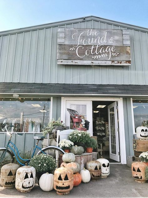 Propane tank pumpkins! Propane Tank Art, The Found Cottage, Cozy White Cottage, Outside Fall Decor, Halloween Bedroom Decor, Propane Tanks, Liz Marie, Halloween Bedroom, Change Of Seasons