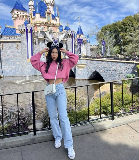 Disney Ootd Winter, Universal Outfit Ideas Winter, Tokyo Disneyland Outfit Autumn, Disney Outfits Women October, Disneyland Paris Outfit Autumn, Disneyland Tokyo Outfit, Disney Tokyo Outfit, Sweetheart Night Disneyland Outfit, Disney Fits Winter