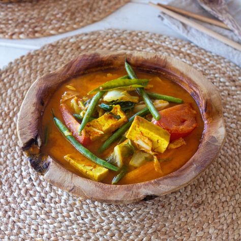 Malaysian vegetable curry | Nourish plant-based living Wfpb Dinner, Vegetable Curry Recipes, Healthy Asian, Healthy Asian Recipes, Kaffir Lime Leaves, Asian Grocery, Curry Dishes, Chinese Cabbage, Vegetable Curry