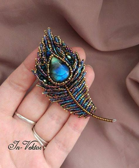 peacock feather Beaded Peacock, Bijoux Art Nouveau, Beadwork Embroidery, Motifs Perler, Bead Embroidery Tutorial, Bead Embroidery Patterns, Bead Embroidery Jewelry, Embroidery Jewelry, Beaded Jewelry Patterns