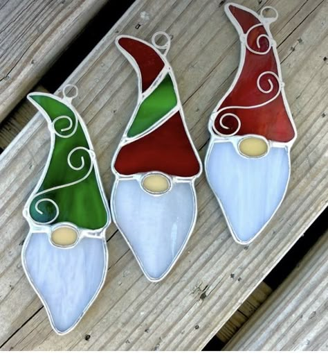 Christmas Stained Glass Suncatchers, Xmas Stained Glass Ideas, Simple Christmas Stained Glass Patterns, Stained Glass Gnomes Christmas, Mosaic Xmas Ornaments, Christmas Stain Glass Ornaments, Easy Stained Glass Christmas Ornaments Patterns, Christmas Ornament Stained Glass Pattern, Stained Glass Christmas Ornaments Patterns Ideas