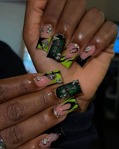 Slime Green Nails, Glow In The Dark Nails Designs, Hunter Green Nails, Black And Green Nails, Green And Black Nails, Bow Nail Designs, Dark Nail Designs, Acrylic Nails Nude, Junk Nails