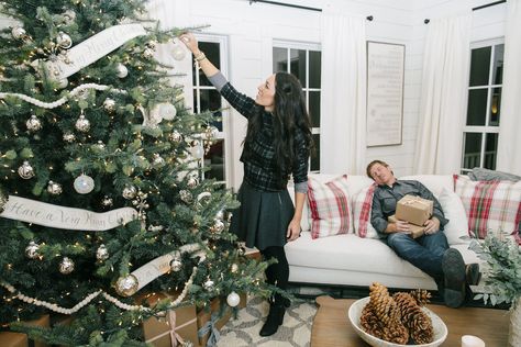 A First Look at Fixer Upper's Brand-New Bed and Breakfast! Joanna Gaines Christmas Tree, Magnolia Bed And Breakfast, Magnolia Bed, Joanna Gaines Christmas, Fixer Upper Tv Show, Fixer Upper Joanna, Gaines Fixer Upper, Joanna Gaines Farmhouse, Magnolia Fixer Upper