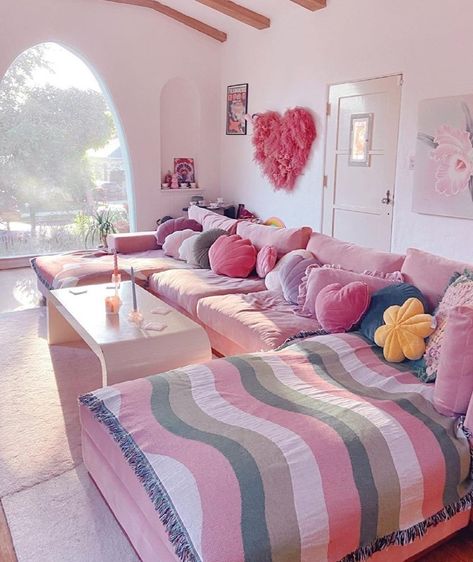 Colorful Apartment Ideas, Boho Apartment Aesthetic, Apartment Room Decor, Pink Look, Colorful Apartment, Colourful Living Room, Aesthetic Rooms, Dreamy Room, Cute Room Decor