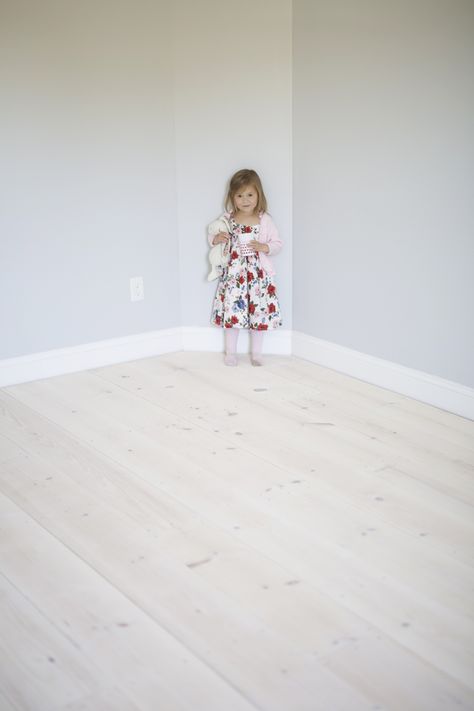 White Wash Wood Floors, White Painted Wood Floors, White Floorboards, White Washed Pine, White Washed Floors, Diy Wood Floors, Old Wood Floors, Painted Wood Floors, White Wood Floors