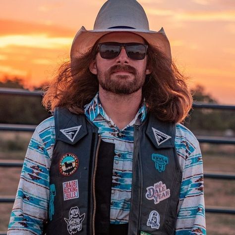 Photo shared by COWGIRL Magazine on February 06, 2023 tagging @dalebrisby. May be an image of 1 person and sky. #Regram via @CoVt6YSjJqp Fine Cowboys, Dale Brisby, Ranch Riding, Rodeo Time, Rodeo Cowboys, Cowgirl Magazine, Country Attire, 30 Under 30, Country Things