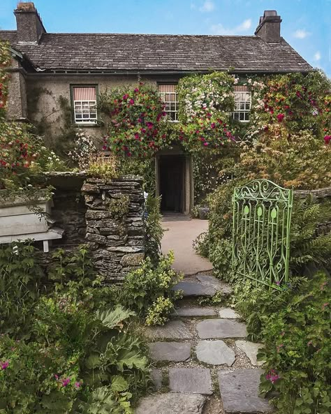 Beatrix Potter Aesthetic, Hill Top Farm, Lake District Cottages, Beatrix Potter Illustrations, Top Farm, Cottage Exteriors, Fairytale House, Lake District England, Potters House