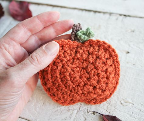 Rustic Crochet Pumpkin Garland | Free Pattern | The Knotted Nest Crochet Pumpkin Free Pattern Applique, Pumpkin Crochet Garland, Fall Crochet Garland, Crochet Pumpkin Applique, Crochet Halloween Garland, Crochet Pumpkin Garland, Rustic Crochet, Crochet Fall Decor, Thanksgiving Crochet