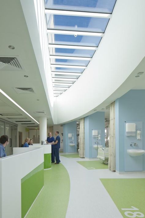 Staff workstations at the center of each eight-bed bay in the critical care department have a skylight to help bring daylight into interior spaces. Photo: David Barbour Healthcare Interior Design, Modern Hospital, Hospital Architecture, Healthcare Architecture, Children Hospital, Hospital Interior, Billing And Coding, Hospital Room, General Surgery