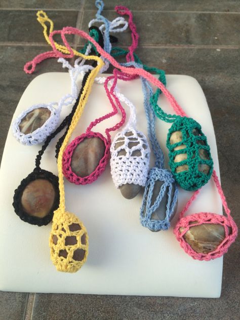 crochet rock necklaces Crochet Crystal Holder, Crochet Rocks, Rock Necklaces, Crochet Cozies, Simple Pendant Necklace, Scrap Crochet, Crochet Stone, Wrapped Stones, Necklace Crochet