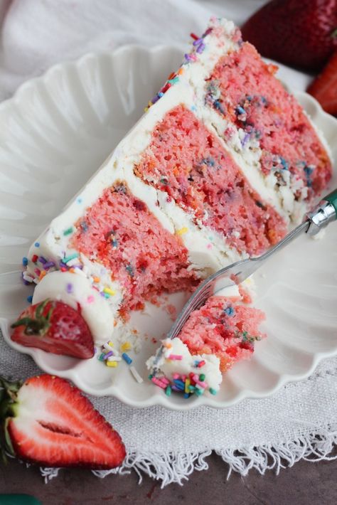 Strawberry Confetti Cake, Strawberry Funfetti Cake, Baking With Blondie, The Best Cake Recipes, Summer Cake, Birthday Cake Decorating Ideas, Cake Decorating Ideas, Best Cake, Funfetti Cake